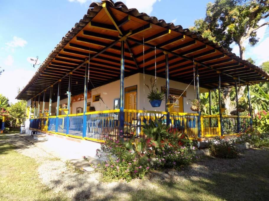 Casa Finca Villa Luz A 800 Mts Del Parque Del Cafe Монтенегро Екстериор снимка